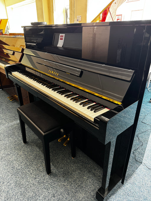 Yamaha b3 Silent 121cm upright piano in black polyester